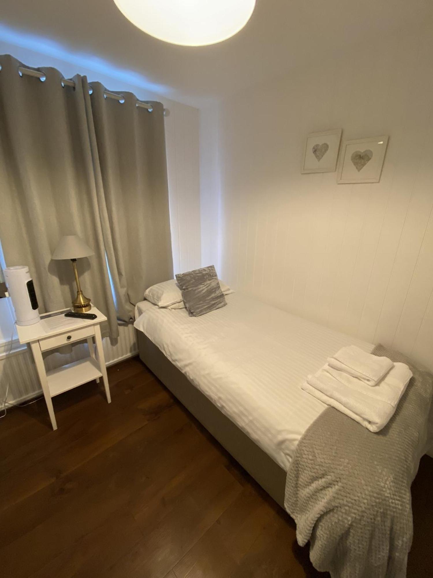 Wheatsheaf Hotel Newport  Room photo