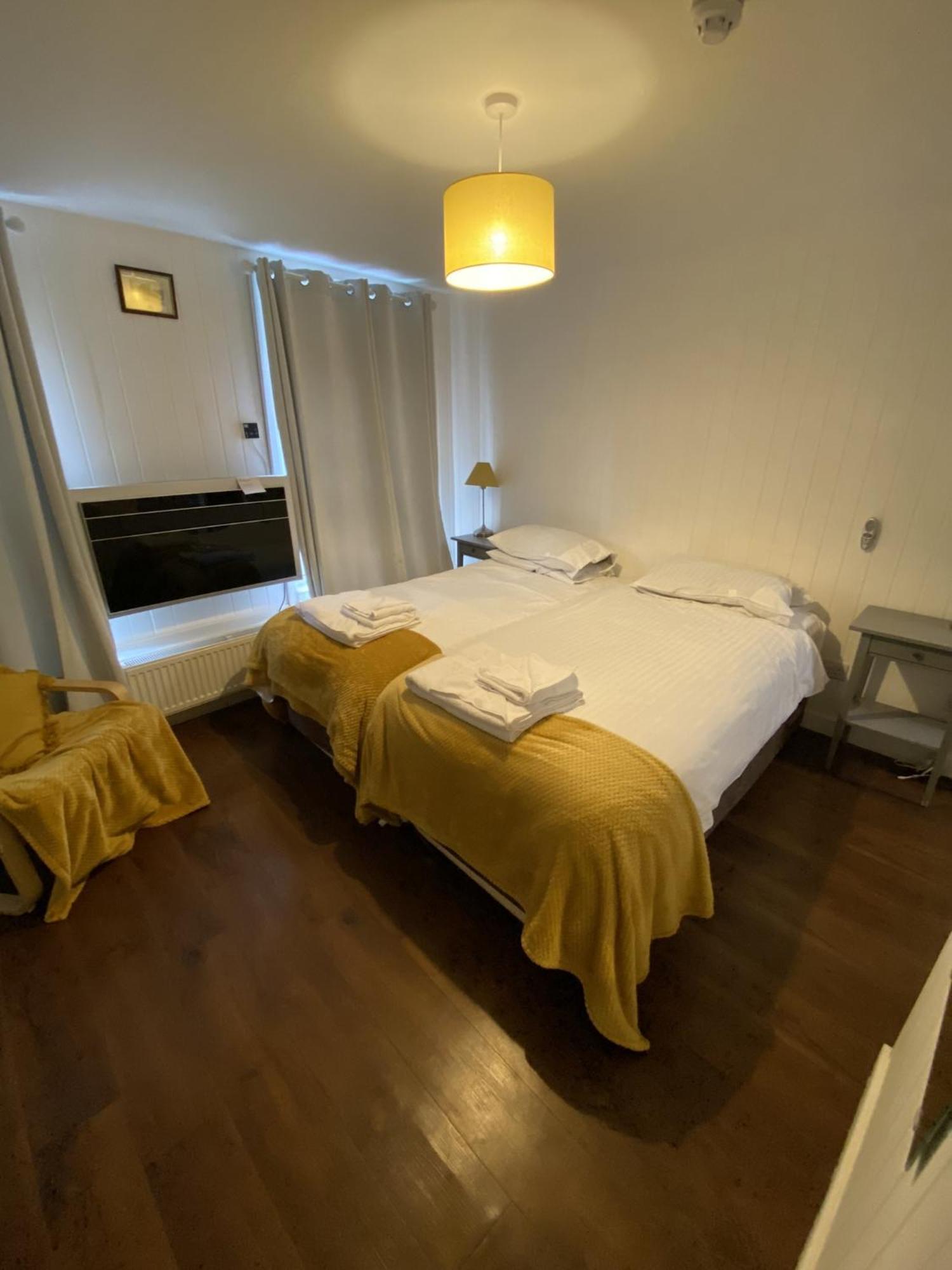 Wheatsheaf Hotel Newport  Room photo