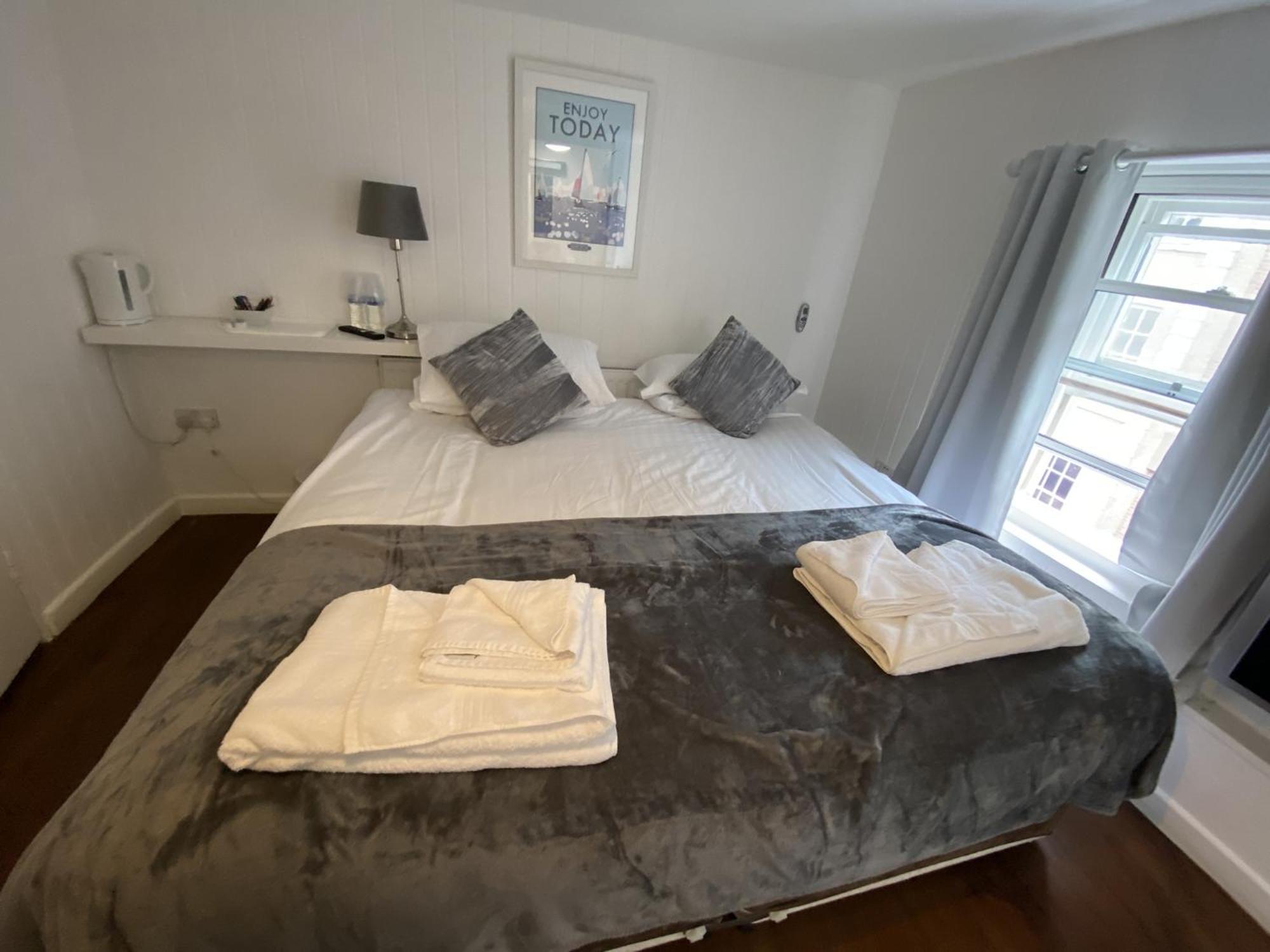 Wheatsheaf Hotel Newport  Room photo